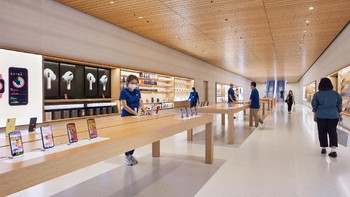 Pengunjung dapat menjelajahi produk dan aksesori Apple atau mendapatkan dukungan teknis dari Geniuses. Foto: Apple