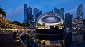 Apple Marina Bay Sands menjadi toko pertama Apple yang berdiri langsung di atas air. Tampak seperti bola mengambang di Marina Bay yang berwarna-warni, Foto: Apple
