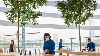 Hampir 150 karyawan yang berbicara dalam lebih dari 23 bahasa siap menyambut pengunjung Apple Marina Bay Sands. Foto: Apple