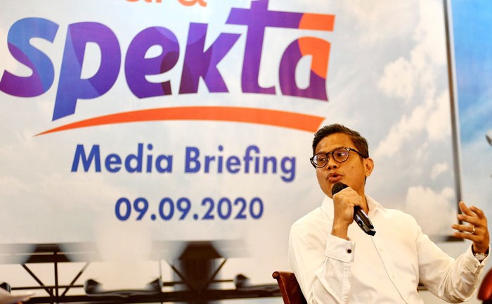 Direktur Utama PT Bank Tabungan Negara (Persero) Tbk. Pahala Nugraha Mansury bersama Direktur Distribution & Retail Funding Bank BTN Jasmin  berbincang sambil melihat dokumen dalam Media Briefing BATARA SPEKTA di Jakarta, Rabu (9/9). Bank BTN terus berinovasi menjawab tantangan pasar sekaligus menghimpun dana murah dengan meluncurkan program BATARA SPEKTA.