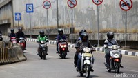 Para pengendara sepeda motor itu terlihat santai melintas meski telah melanggar lalu lintas.