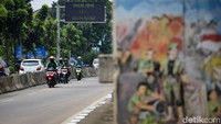Para pengendara sepeda motor itu melawan arah dengan beriringan.