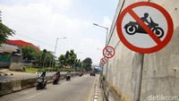 Para pengendara sepeda motor tak mengindahkan rambu larangan melintas.