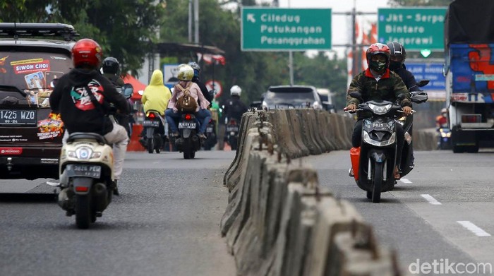 Sejumlah peseda motor melakukan lawan arus dikawasan pintu tol Ciledug, Kota Tangerang, Rabu (9/9/2020). Arogansi para pesepeda motor tersebut sangat membahayakan keselamatan mereka maupun pengendara lainnya.