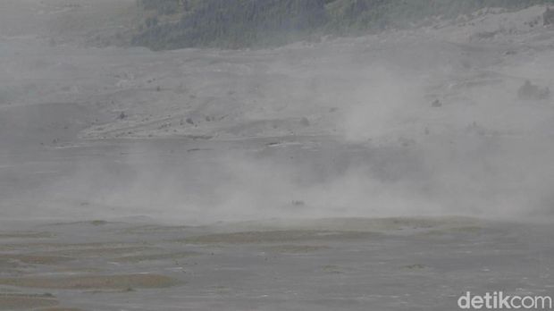 Badai pasir di Gunung Bromo