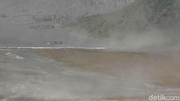 Badai pasir di Gunung Bromo