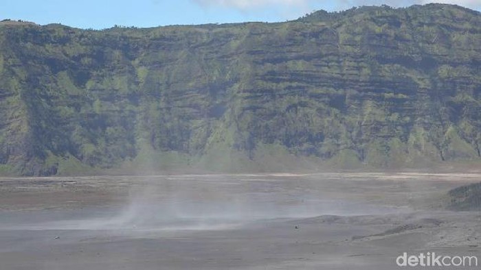 Badai pasir di Gunung Bromo