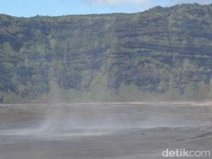 Kemarau, Gunung Bromo Dilanda Badai Pasir dan Debu
