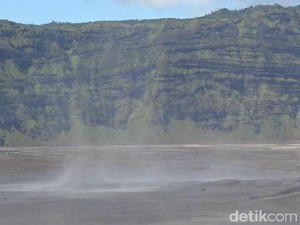 Kemarau, Gunung Bromo Dilanda Badai Pasir dan Debu