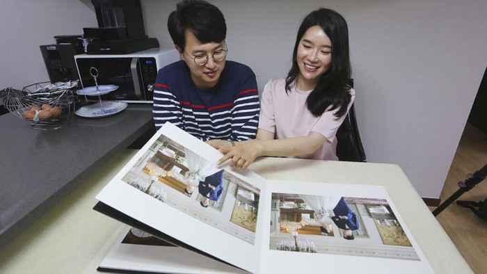 Bak Drama Korea, Pasangan Korut-Korsel Ini Bersatu Lewat Pernikahan Kisah pasangan Korsel dan Korut yang bersatu lewat pernikahan jadi hal yang menarik di tengah hubungan 2 negara yang pasang surut. Seperti apa potretnya?