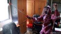 Penyemprotan disinfektan itu dilakukan usai 117 ASN dan non ASN di lingkungan Pemerintah Kota (Pemkot) Bandung terpapar COVID-19.