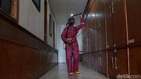 Petugas menyemprotkan cairan disinfektan ke sejumlah area di Balai Kota Bandung, Jawa Barat, Rabu (9/9/2020).
