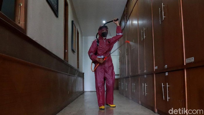 117 ASN dan non ASN di lingkungan Pemkot Bandung terpapar COVID-19. Area Balai Kota Bandung pun disemprot disinfektan.
