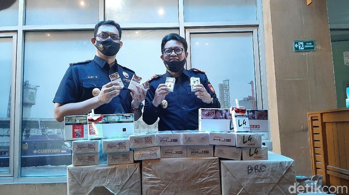 Bea-Cukai Palembang menggagalkan peredaran 28 ribu batang rokok ilegal. Dua orang diamankan (Raja Adil/detikcom)
