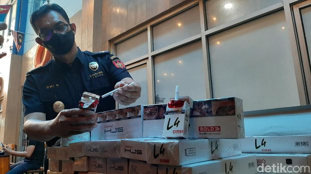 Bea-Cukai Palembang menggagalkan peredaran 28 ribu batang rokok ilegal. Dua orang diamankan (Raja Adil/detikcom)