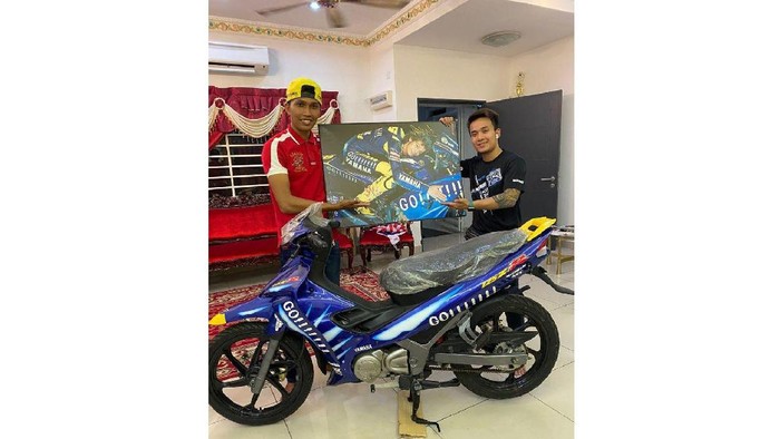Bebek jadul Yamaha edisi Valentino Rossi terjual di angka Rp 302 juta Bebek jadul Yamaha edisi Valentino Rossi terjual di angka Rp 302 juta