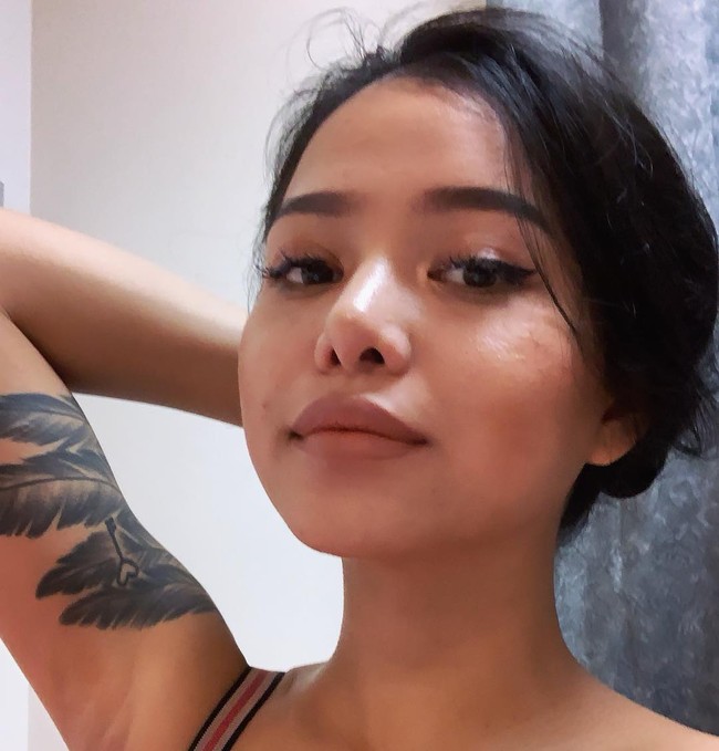 Yang membuat hal ini berlanjut menjadi panas adalah saat beberapa netizen Korea menulis komentar tidak pantas bernada rasis mengenai Bella dan orang-orang Filipina karena masalah itu. Foto: Instagram @bella.poarch