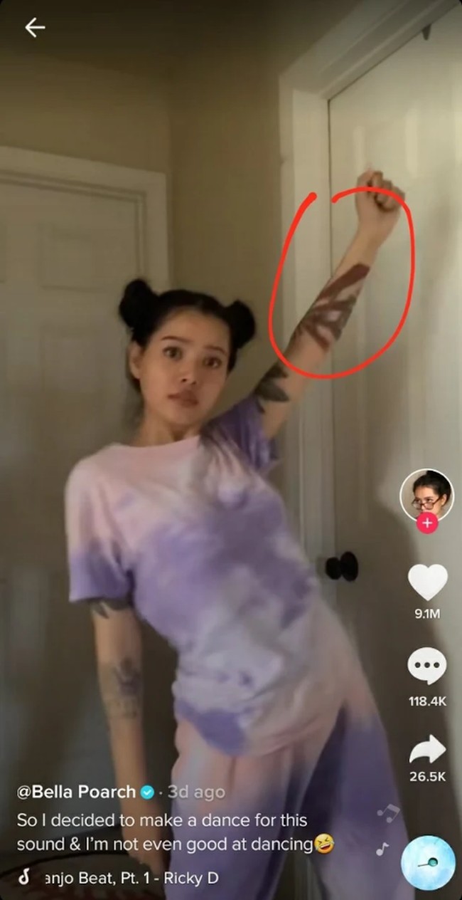 Hal ini berawal dari sebuah video yang belum lama ini diposting Bella. Menampilkan dirinya sedang menarikan lagu The Banjo Beat, hal lain malah menarik atensi netizen terutama dari Korea yakni tato garis-garis di salah satu lengannya yang melambangkan bendera Jepang versi lama. Foto: TikTok Bella Poarch
