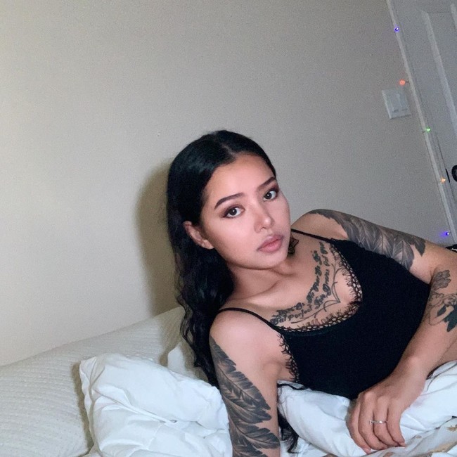 Ia juga membuat sebuah video lain untuk menjelaskan lebih lanjut masalah ini. Bella menulis bahwa ia meminta maaf jika tato tersebut dianggap menyinggung. Bella juga mengaku menyukai Korea yang dimaksud bahwa ia tidak berniat menyakiti hati mereka. Foto: Instagram @bella.poarch