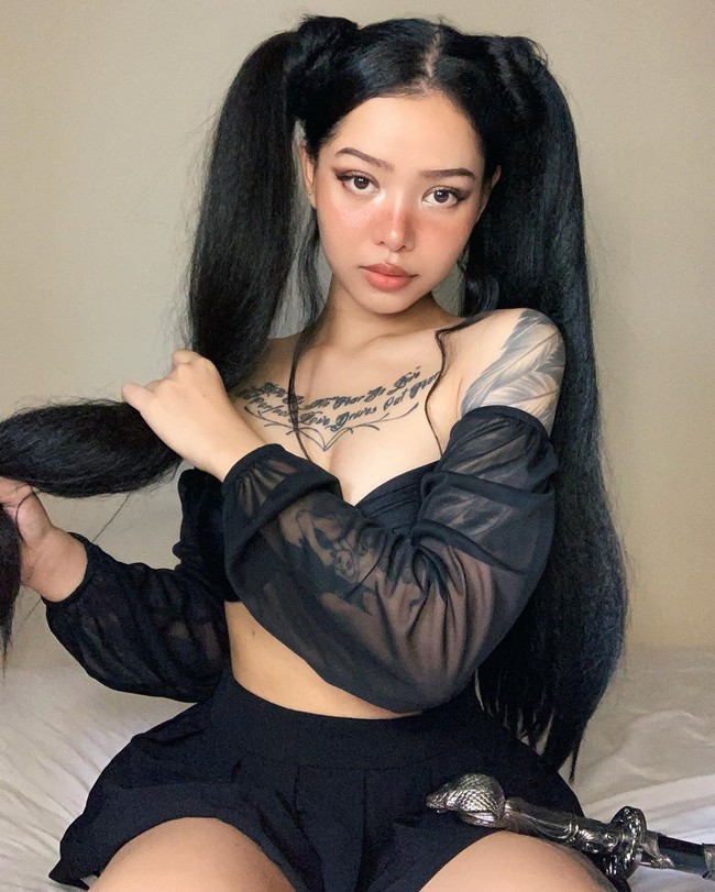 Bella Poarch adalah selebgram Filipina yang mendapat atensi dari netizen Korea karena tato di lengannya. Tak disangka, tato yang muncul di video TikTok Bella itu memicu perdebatan karena dianggap mendukung imperialisme Jepang. Foto: Instagram @bella.poarch
