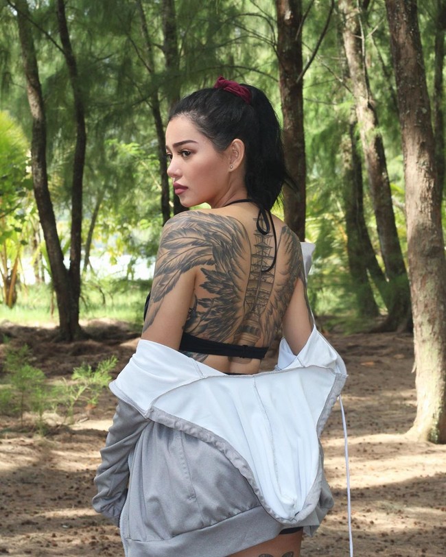 Selebgram yang punya banyak tato itu menulis bahwa ia akan menghapus gambar tersebut atau berusaha menutupinya. Aku tidak tahu sejarah di balik tato ini dan aku akan mengedukasi orang lain mengenai ini, tulisnya. Foto: Instagram @bella.poarch