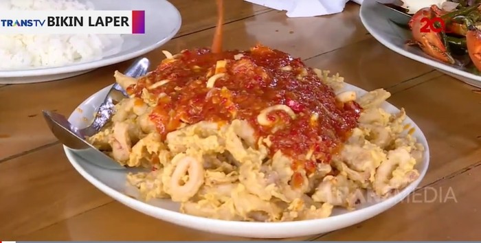 Bikin Laper! Nikmatnya Kepiting Bumbu Pecak dan Cumi Saus Thailand