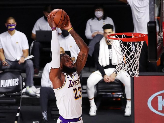 LAKE BUENA VISTA, FLORIDA - SEPTEMBER 08: LeBron James #23 of the Los Angeles Lakers dunks the ball during the second quarter against the Houston Rockets in Game Three of the Western Conference Second Round during the 2020 NBA Playoffs at AdventHealth Arena at the ESPN Wide World Of Sports Complex on September 08, 2020 in Lake Buena Vista, Florida. NOTE TO USER: User expressly acknowledges and agrees that, by downloading and or using this photograph, User is consenting to the terms and conditions of the Getty Images License Agreement.   Mike Ehrmann/Getty Images/AFP