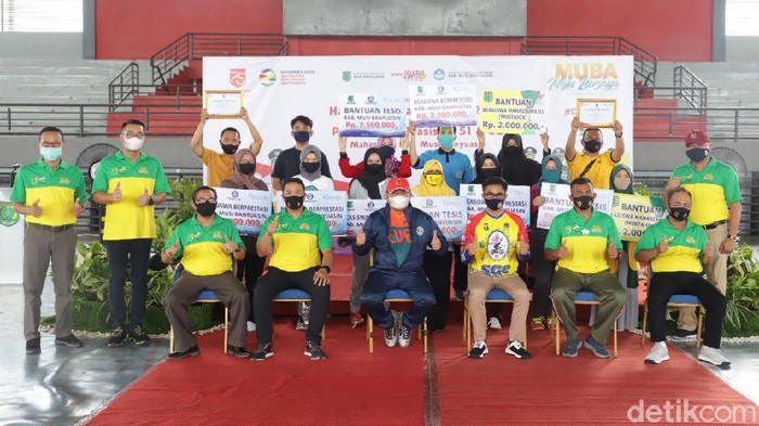 Bupati Musi Banyuasin bersama jajaran dan mahasiswa saat memberikan bantuan (Raja Adil Siregar/detikcom).