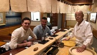 Selain bersama istri, David juga sering kulineran bersama anak-anaknya. Nah, kalau momen ini adalah saat David dan Brooklyn mengunjungi restoran sushi. Foto: Instagram