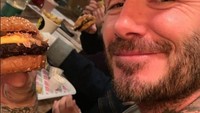 Kalau untuk pola makan, mantan pesepak bola tersebut dikenal menjalani pola makna sehat. Bahkan ia sempat menjadi vegan. Burger yang dimakan dalam foto ini merupakan berbahan nabati. Foto: Instagram