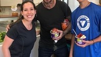 Ini adalah momen David dan anaknya saat mampir ke sebuah gerai makanan. Sambil memegangi pesanan makanan mereka juga tak keberatan melayani foto bersama dengan penggemar. Foto: Instagram