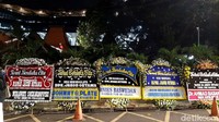 Karangan bunga tersebut menghiasi kawasan Kompleks Kompas Gramedia, Jakarta.