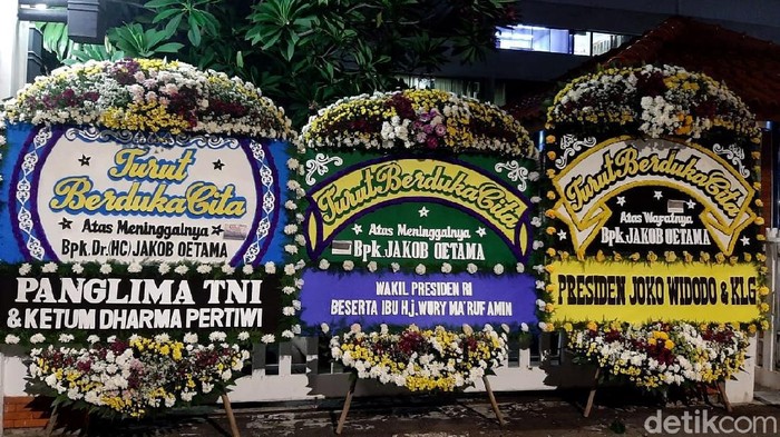 Deretan Karangan Bunga untuk Jakob Oetama Sejumlah karangan bunga duka cita atas meninggalnya Jakob Oetama hiasi Kompleks Kompas Gramedia. Karangan bunga itu berasal dari sejumlah tokoh nasional.