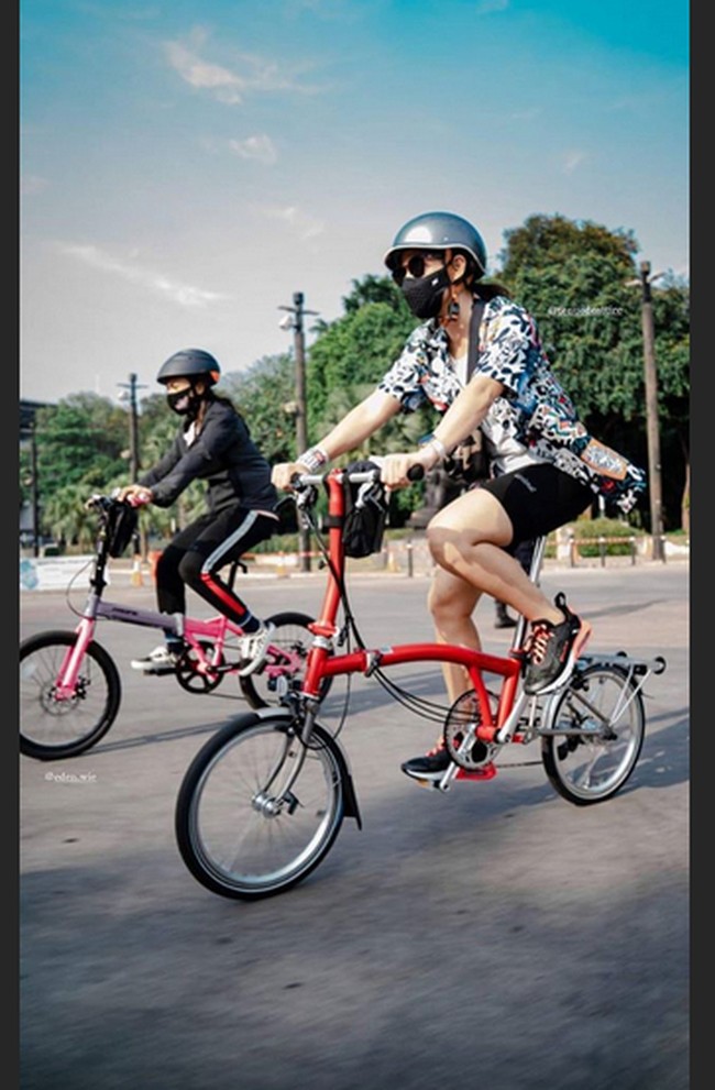 Dian Sastrowardoyo menggunakan sepeda Brompton merah Brompton S6R titanium superlight, model premium Brompton. Seri tersebut menggunakan material titanium pada beberapa bagian rangka, antara lain fork depan dan segitiga belakang. Saat ini di pasar Indonesia, sepeda lipat hits ini dibanderol dari harga 40 juta sampai 60 juta.  Foto: dok. Instagram