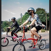 Dian Sastrowardoyo menggunakan sepeda Brompton merah Brompton S6R titanium superlight, model premium Brompton. Seri tersebut menggunakan material titanium pada beberapa bagian rangka, antara lain fork depan dan segitiga belakang. Saat ini di pasar Indonesia, sepeda lipat hits ini dibanderol dari harga 40 juta sampai 60 juta.  Foto: dok. Instagram