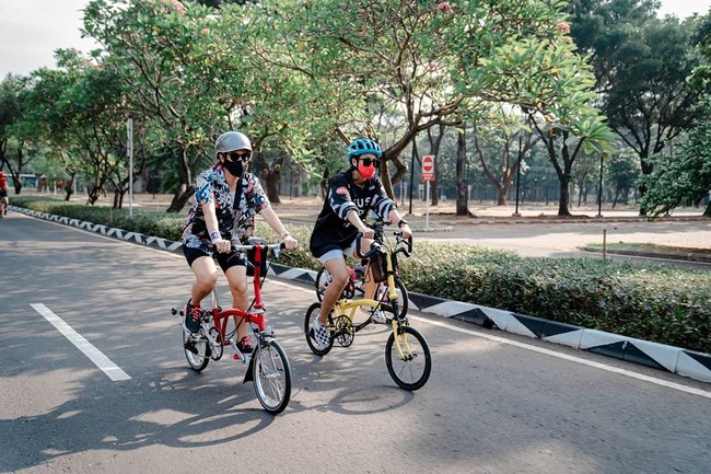 Penampilan Dian saat gowes Brompton tersebut mencuri perhatian. Instagramnya langsung banjir pujian. Kece..perfecto.. keren outfitnya, tulis netizen. Asik banget gayanya, komentar lainnya.  Foto: dok. Instagram