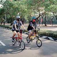 Penampilan Dian saat gowes Brompton tersebut mencuri perhatian. Instagramnya langsung banjir pujian. Kece..perfecto.. keren outfitnya, tulis netizen. Asik banget gayanya, komentar lainnya.  Foto: dok. Instagram
