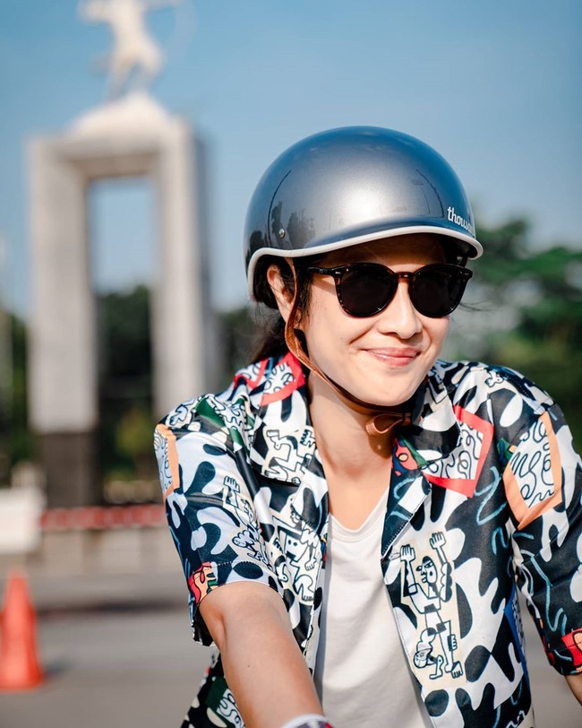 Saat bersepeda, Dian tampil kece menggunakan kemeja motif dari label fashion lokal Tenue de Attire. Kemeja motifnya tersebut dijadikan sebagai luaran di atas kaos putihnya.  Foto: dok. Instagram