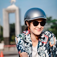 Saat bersepeda, Dian tampil kece menggunakan kemeja motif dari label fashion lokal Tenue de Attire. Kemeja motifnya tersebut dijadikan sebagai luaran di atas kaos putihnya.  Foto: dok. Instagram