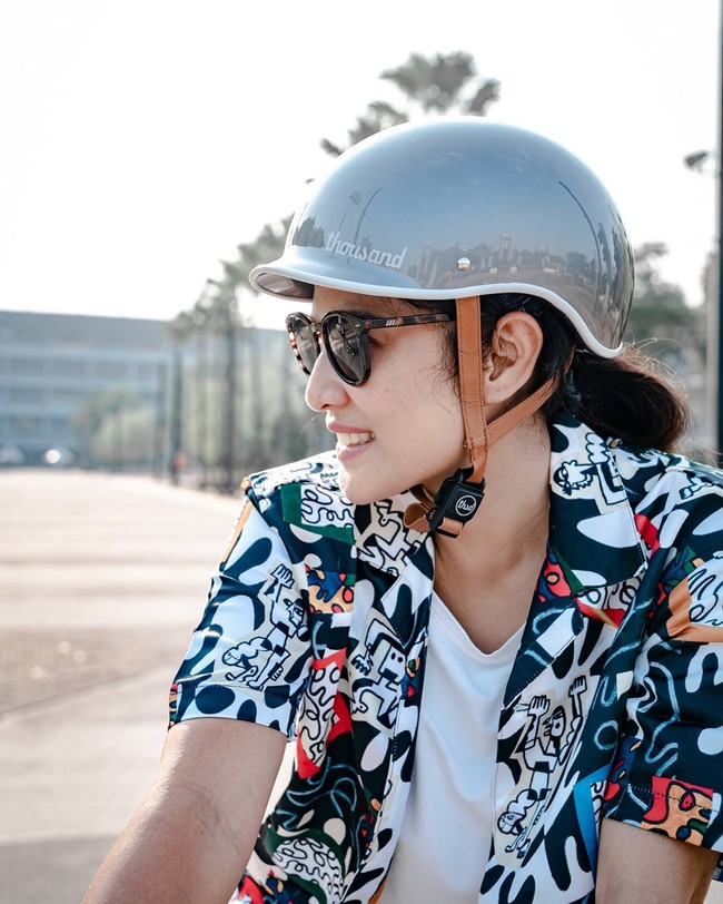 Keselamatan saat bersepeda tentu saja penting. Dian menggunakan helm sepeda untuk keamanan dan keselamatan saat gowes.  Foto: dok. Instagram