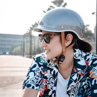 Keselamatan saat bersepeda tentu saja penting. Dian menggunakan helm sepeda untuk keamanan dan keselamatan saat gowes.  Foto: dok. Instagram