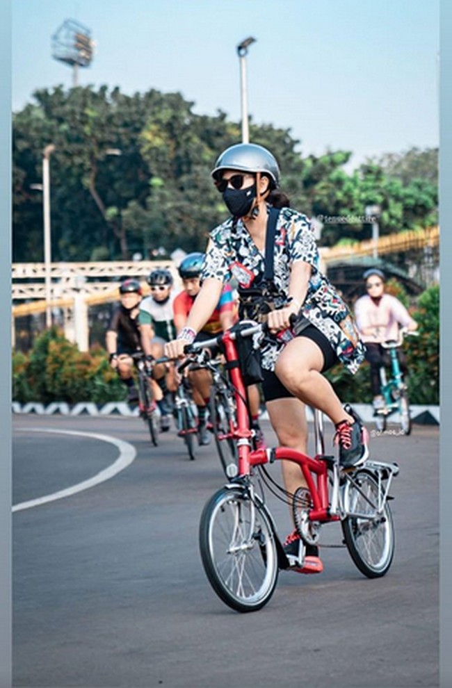 Aktris cantik 38 tahun itu memadankannya dengan celana ketat pendek hitam dan sepatu sneakers dari Atmos. Dian makin kece dengan kacamata hitam dari Le Specs. Foto: dok. Instagram