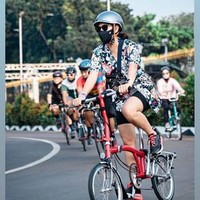 Aktris cantik 38 tahun itu memadankannya dengan celana ketat pendek hitam dan sepatu sneakers dari Atmos. Dian makin kece dengan kacamata hitam dari Le Specs. Foto: dok. Instagram