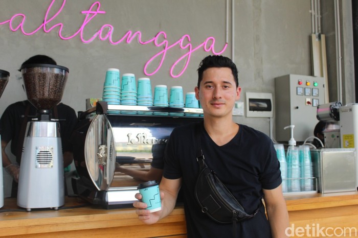DiBawahTangga, kedai kopi milik Nino Fernandez