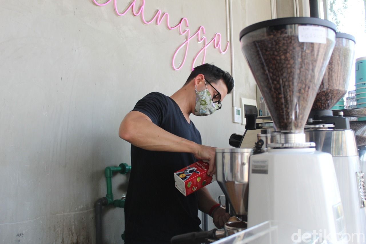 DiBawahTangga, kedai kopi milik Nino Fernandez