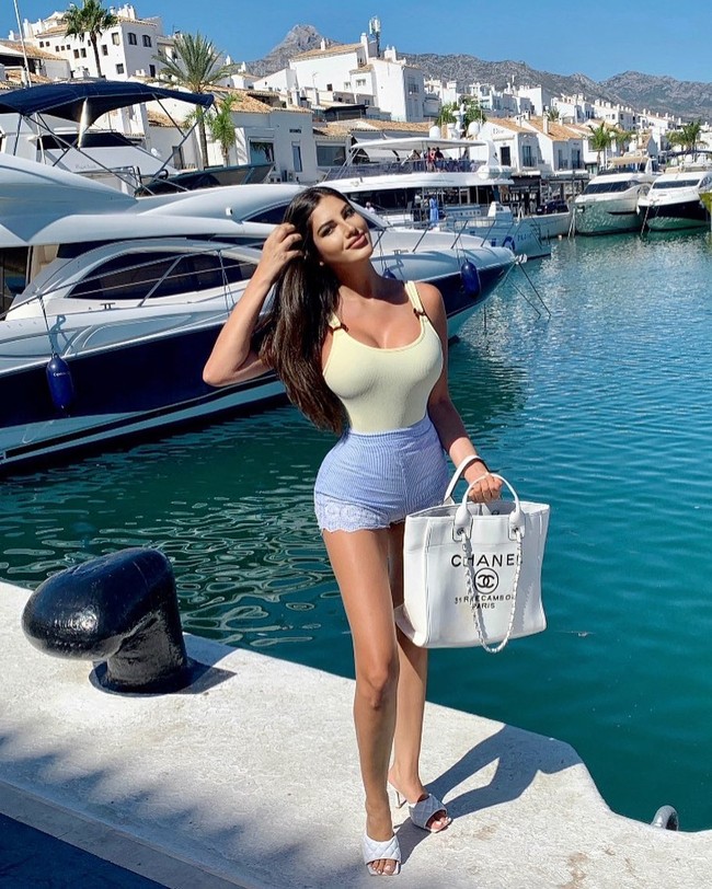 Inilah penampilan baru model Playboy Dora Rodriguez. Kini ia memiliki pinggang lebih kecil dibanding sebelumnya. Bukan karena diet ketat atau olahraga ekstrem.  Foto: dok. Instagram