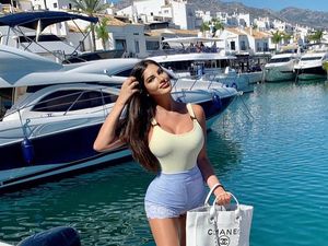 Model Playboy Oplas Rp 1,9 M untuk Mendapatkan Pinggang Terkecil di Dunia
