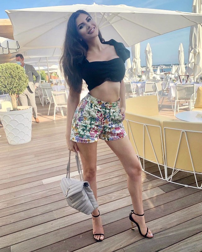 Dengan payudara yang lebih besar dan pinggang yang kecil, Dora merasa lebih percaya diri. Meski itu semua ada harganya. Dora rela menghabiskan dana mencapai Rp 1,9 miliar untuk melakukan bedah plastik.  Foto: dok. Instagram