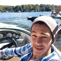 Seperti diberitakan Pagesix, keduanya putus karena Emilio ingin lebih fokus pada kariernya. Foto: Instagram/@emiliovitolo