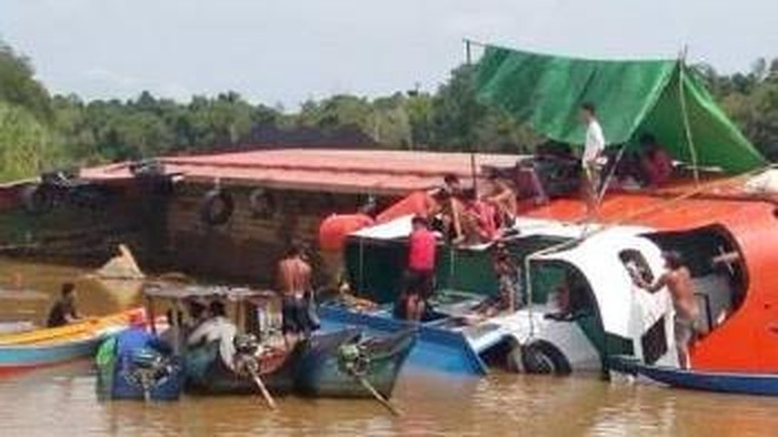 Evakuasi kapal feri yang tenggelam di Kutai Timur